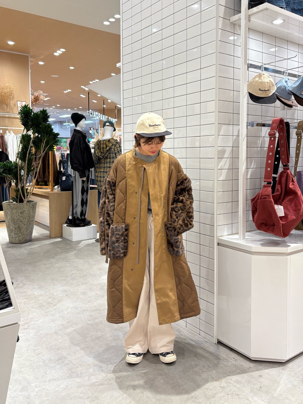 ホワイト系のその他パンツ、グレー系のニット/セーター、ブラウン系のノーカラーコートを着用したレディースの秋コーディネートの3枚目の写真