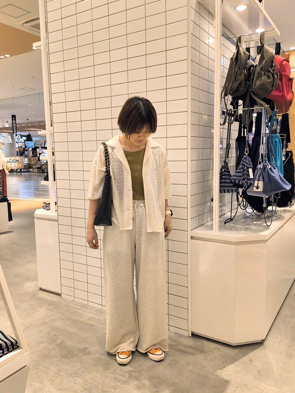 グリーン系のタンクトップ、ホワイト系のスウェットパンツ、ホワイト系のシャツ/ブラウスを着用したレディースの夏コーディネートの3枚目の写真