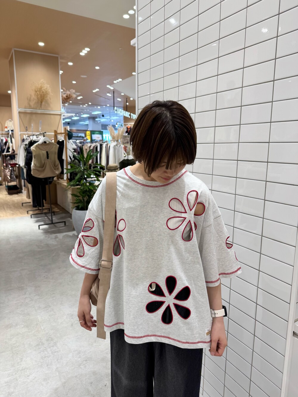 ホワイト系のタンクトップ、グレー系のTシャツ/カットソー、ブラック系のサンダルを着用したレディースの夏コーディネートの5枚目の写真