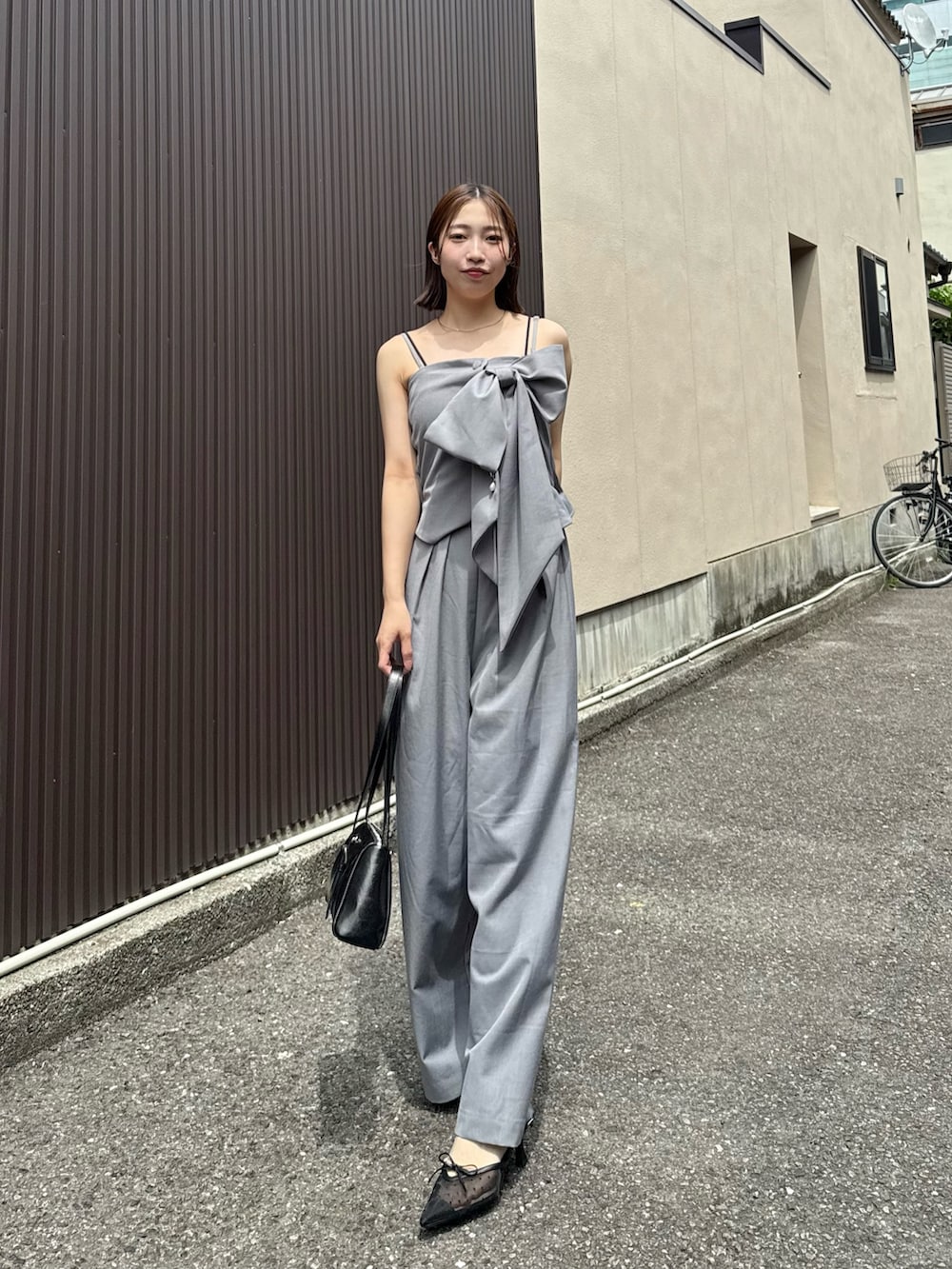 「Chicoの【SALON by Chico/新色追加】2wayリボンデザインベアコンビネゾン（つなぎ/オールインワン、グレー系）」を使った、rinaさん（レディース・160cm）の夏コーディネートの3枚目の写真