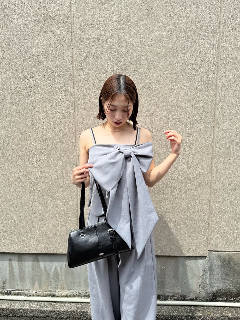 「Chicoの【SALON by Chico/新色追加】2wayリボンデザインベアコンビネゾン（つなぎ/オールインワン、グレー系）」を使った、rinaさん（レディース・160cm）の夏コーディネートの4枚目の写真