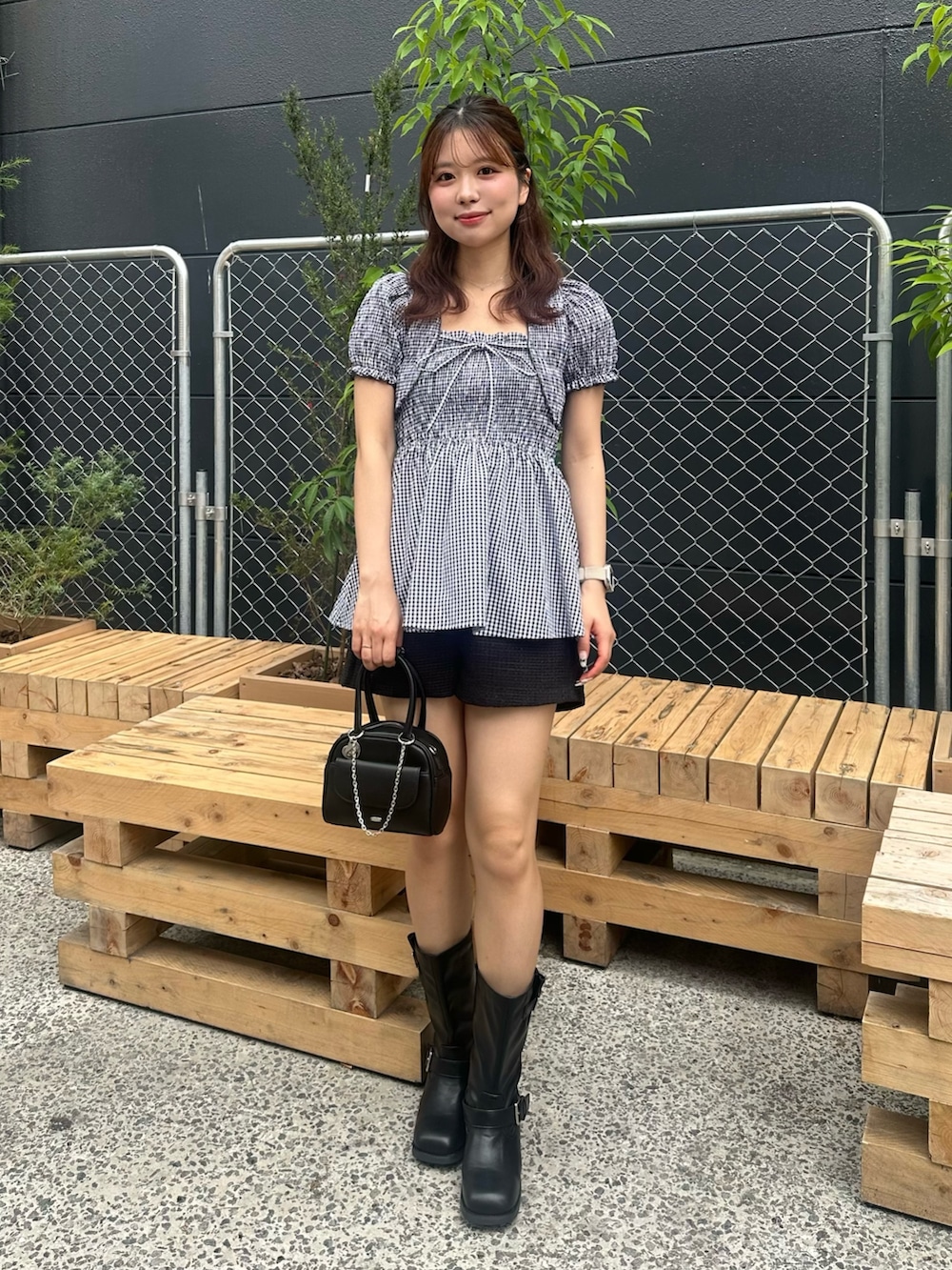 「韓国ファッション、キレイめカジュアル、夏服コーデ、夏ファッション、着回しコーデ、オトナカワイイ、大人ファッション、ブラック、ペプラム、ぺプラムトップス、ぺプラム、チェック、チェック柄、シャツ/ブラウス」｜「Chicoの【セットアップ対応】ツイードショートパンツ（その他パンツ、ブラック系）」を使った、viiivii87さん（レディース・160cm）の夏コーディネートの4枚目の写真
