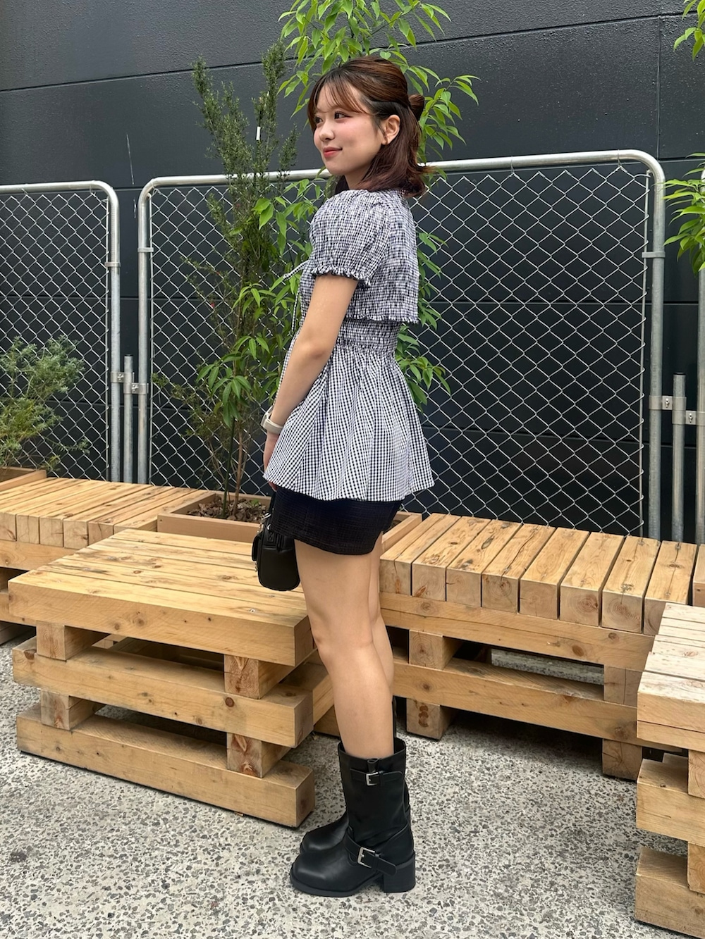 「韓国ファッション、キレイめカジュアル、夏服コーデ、夏ファッション、着回しコーデ、オトナカワイイ、大人ファッション、ブラック、ペプラム、ぺプラムトップス、ぺプラム、チェック、チェック柄、シャツ/ブラウス」｜「Chicoの【セットアップ対応】ツイードショートパンツ（その他パンツ、ブラック系）」を使った、viiivii87さん（レディース・160cm）の夏コーディネートの3枚目の写真