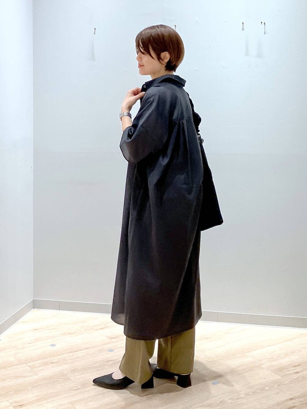 「低身長、ベーシック/シンプル、カジュアル、GLOBAL WORK、シャツワンピース、タンクトップ、パンツ、パンプス、ネックレス、150~155cm_GLOBALWORK、バッグ、春夏コーデ、大人カジュアル、きれいめカジュアル」|「GLOBAL WORKのラメシャーリング3WAYショルダー/120753(ショルダーバッグ、ブラック系)」を使った、miinoさん(レディース・152cm)の春コーディネートの2枚目の写真