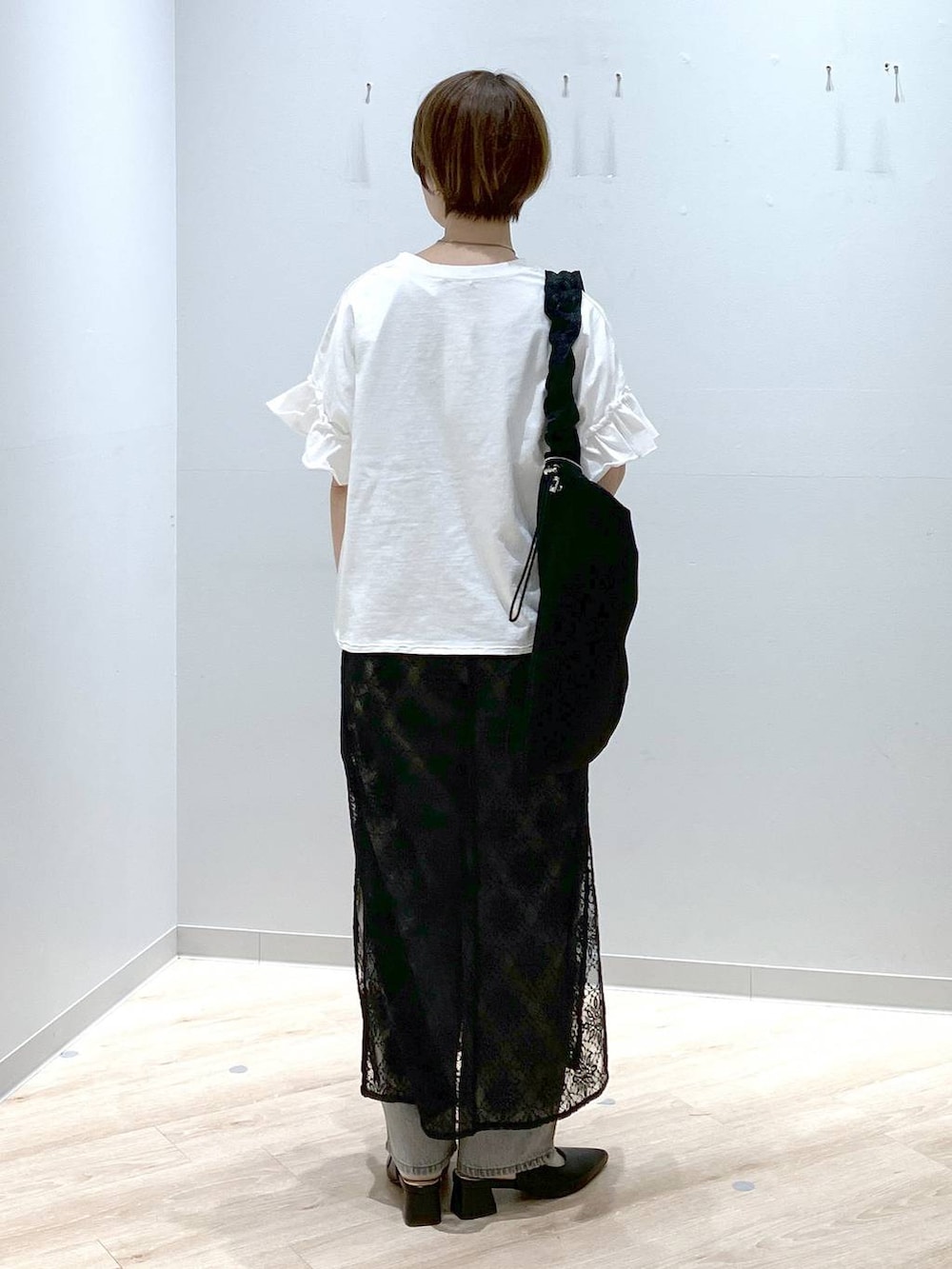 「低身長、ベーシック/シンプル、カジュアル、GLOBAL WORK、Tシャツ、デニムパンツ、バッグ、150～155cm_GLOBALWORK、ワンピース、ネックレス、パンプス、春コーデ、モノトーン、大人カジュアル」｜「GLOBAL WORKのGOODデニムバギーパンツ/118365（デニムパンツ、グレー系）」を使った、miinoさん（レディース・152cm）の春コーディネートの3枚目の写真