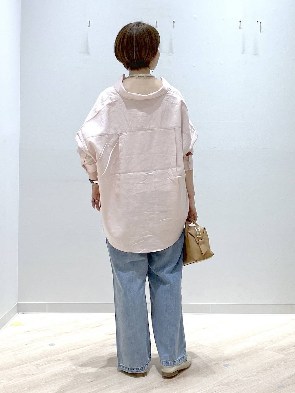 ホワイト系のローファー、ブルー系のデニムパンツ、ピンク系のシャツ/ブラウスを着用したレディースの春コーディネートの3枚目の写真