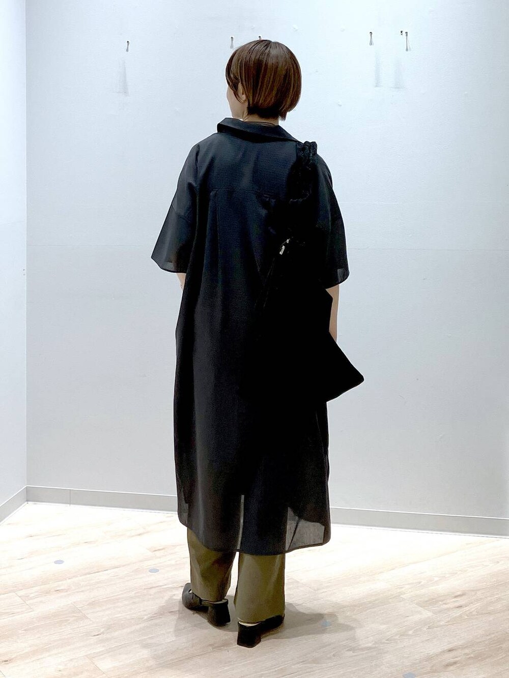 「低身長、ベーシック/シンプル、カジュアル、GLOBAL WORK、シャツワンピース、タンクトップ、パンツ、パンプス、ネックレス、150~155cm_GLOBALWORK、バッグ、春夏コーデ、大人カジュアル、きれいめカジュアル」|「GLOBAL WORKのラメシャーリング3WAYショルダー/120753(ショルダーバッグ、ブラック系)」を使った、miinoさん(レディース・152cm)の春コーディネートの3枚目の写真
