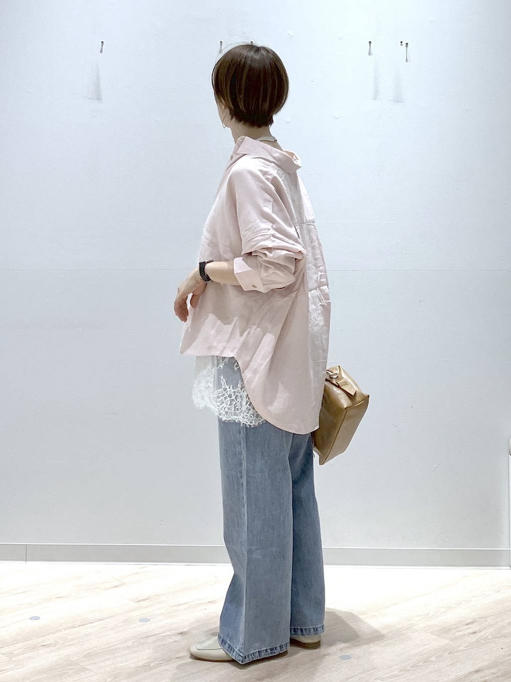 ホワイト系のローファー、ブルー系のデニムパンツ、ピンク系のシャツ/ブラウスを着用したレディースの春コーディネートの2枚目の写真