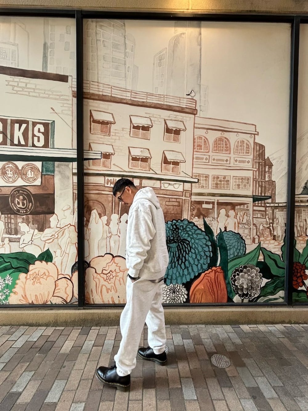 ブラック系のブーツ、ホワイト系のパーカー、ブラック系のシャツ/ブラウスを着用したメンズの冬コーディネートの2枚目の写真