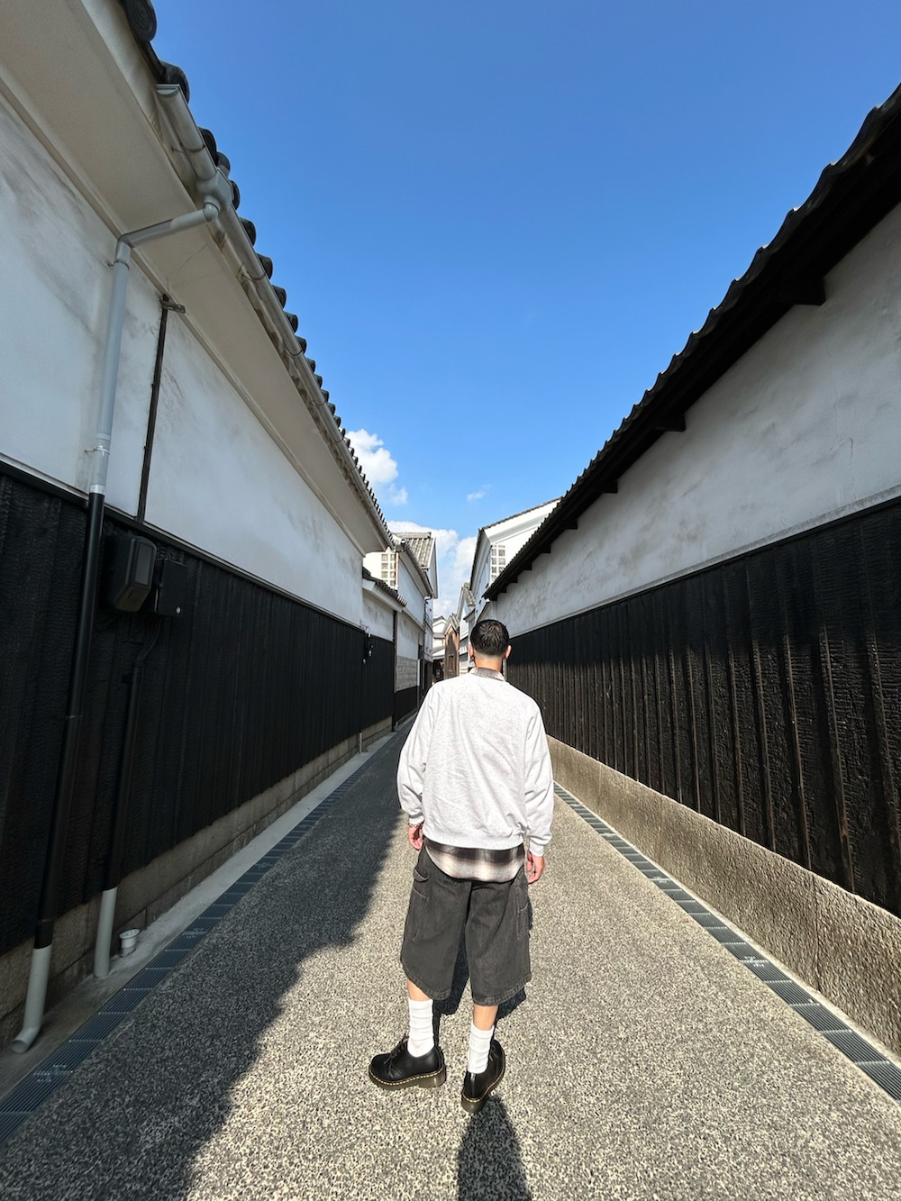 ブラック系のブーツ、グレー系のスウェット、ブラック系のシャツ/ブラウスを着用したメンズの秋コーディネートの4枚目の写真