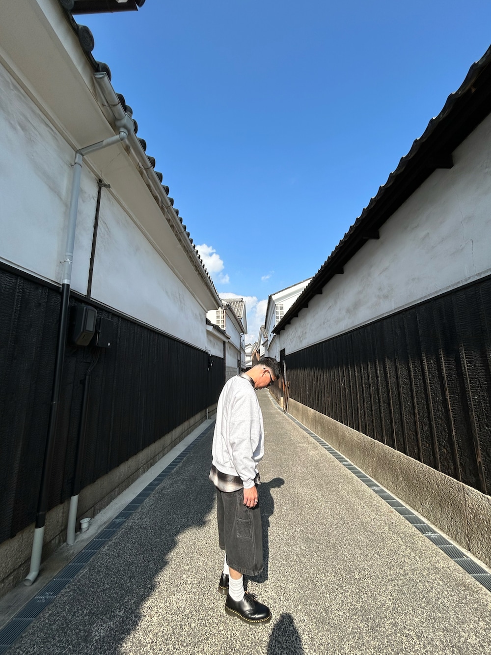 ブラック系のブーツ、グレー系のスウェット、ブラック系のシャツ/ブラウスを着用したメンズの秋コーディネートの3枚目の写真