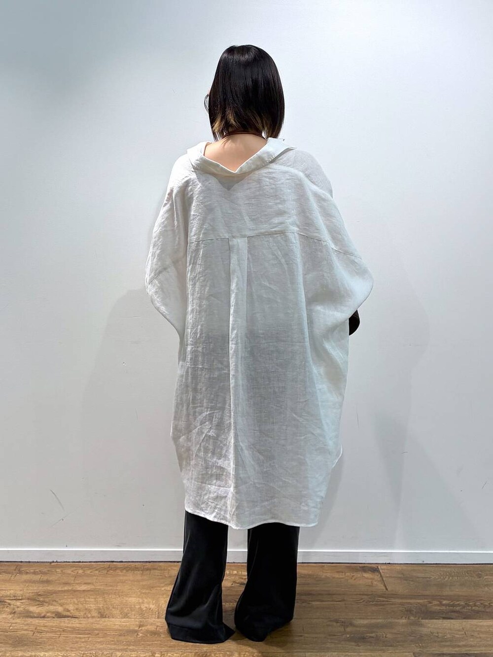 ブラック系のパンプス、ブラック系のその他パンツ、ホワイト系のワンピースを着用したレディースの夏コーディネートの3枚目の写真