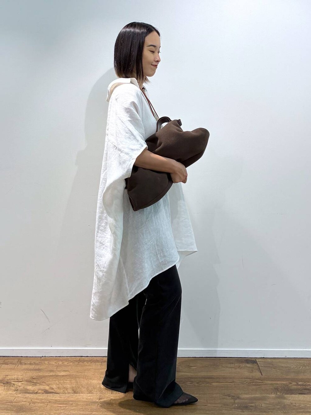ブラック系のパンプス、ブラック系のその他パンツ、ホワイト系のワンピースを着用したレディースの夏コーディネートの4枚目の写真