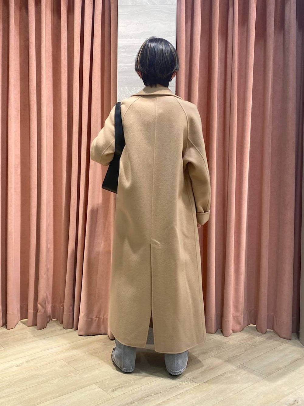 「着痩せ・細見え、ワントーン、きれいめカジュアル、コート、春アウター」｜「BABYLONEのセンタープレスストレートデニム（デニムパンツ、グレー系）」を使った、babyloneyuumiさん（レディース・158cm）の冬コーディネートの3枚目の写真