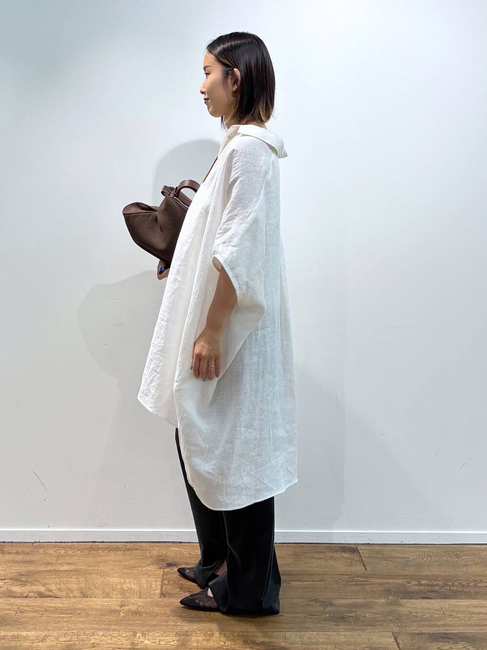 ブラック系のパンプス、ブラック系のその他パンツ、ホワイト系のワンピースを着用したレディースの夏コーディネートの2枚目の写真