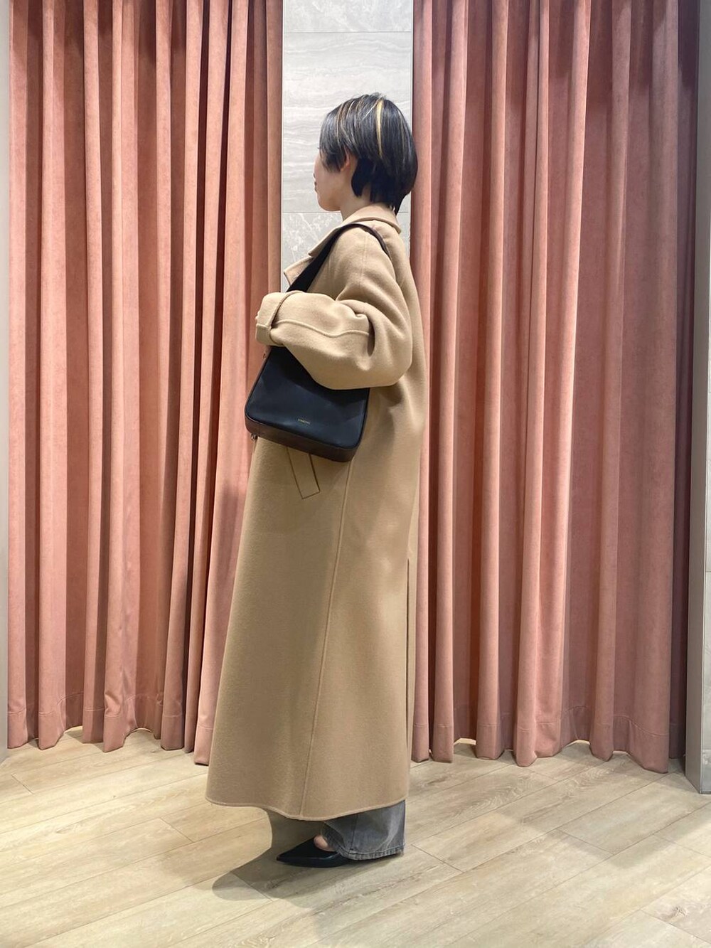 「着痩せ・細見え、ワントーン、きれいめカジュアル、コート、春アウター」｜「BABYLONEのセンタープレスストレートデニム（デニムパンツ、グレー系）」を使った、babyloneyuumiさん（レディース・158cm）の冬コーディネートの4枚目の写真