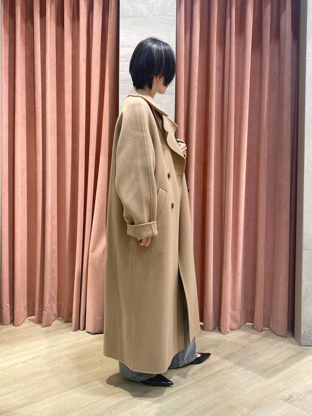 「着痩せ・細見え、ワントーン、きれいめカジュアル、コート、春アウター」｜「BABYLONEのセンタープレスストレートデニム（デニムパンツ、グレー系）」を使った、babyloneyuumiさん（レディース・158cm）の冬コーディネートの2枚目の写真