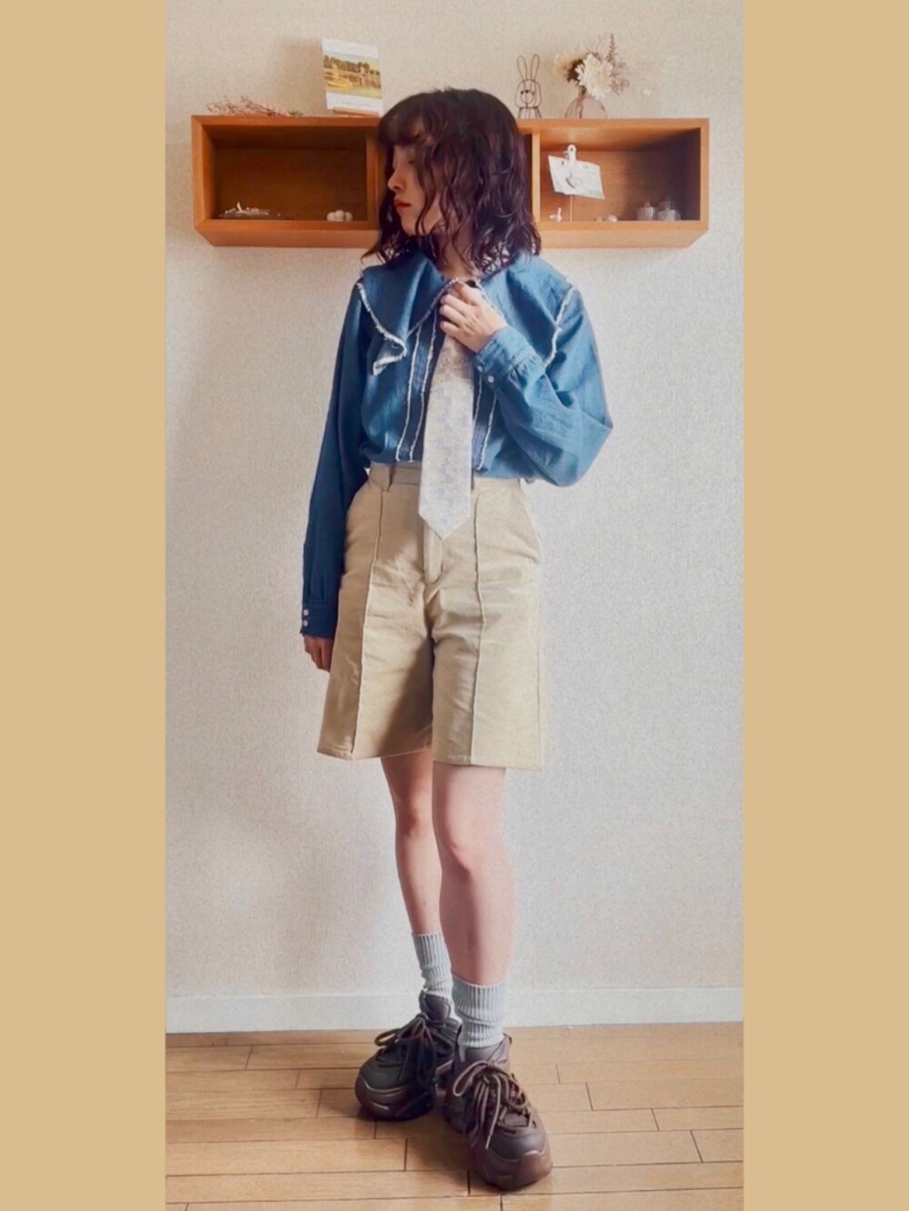 ベージュ系のその他パンツ、ブルー系のシャツ/ブラウス、イエロー系のネクタイを着用したレディースの秋コーディネートの2枚目の写真