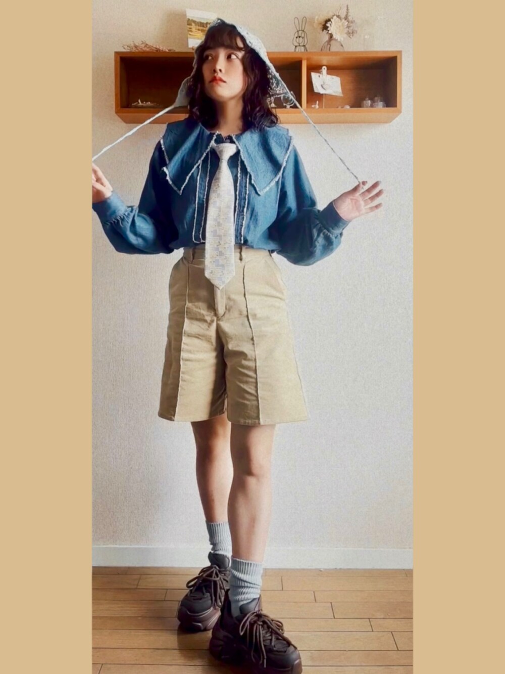 ベージュ系のその他パンツ、ブルー系のシャツ/ブラウス、イエロー系のネクタイを着用したレディースの秋コーディネートの3枚目の写真