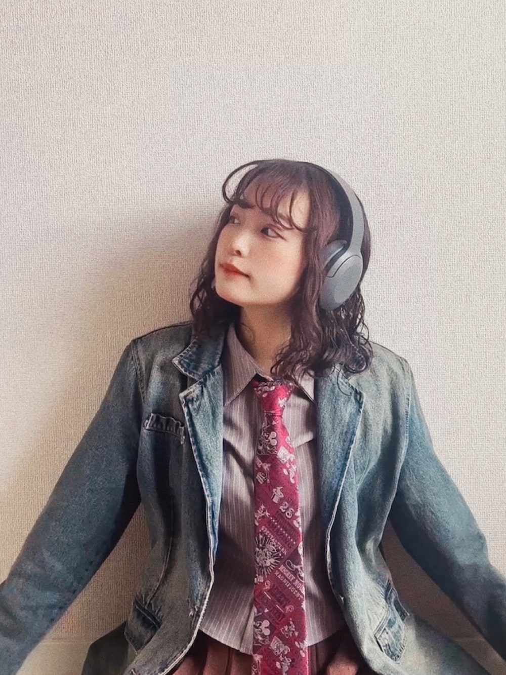 レッド系のネクタイ、グレー系のシャツ/ブラウス、ブルー系のデニムジャケットを着用したレディースの秋コーディネートの2枚目の写真