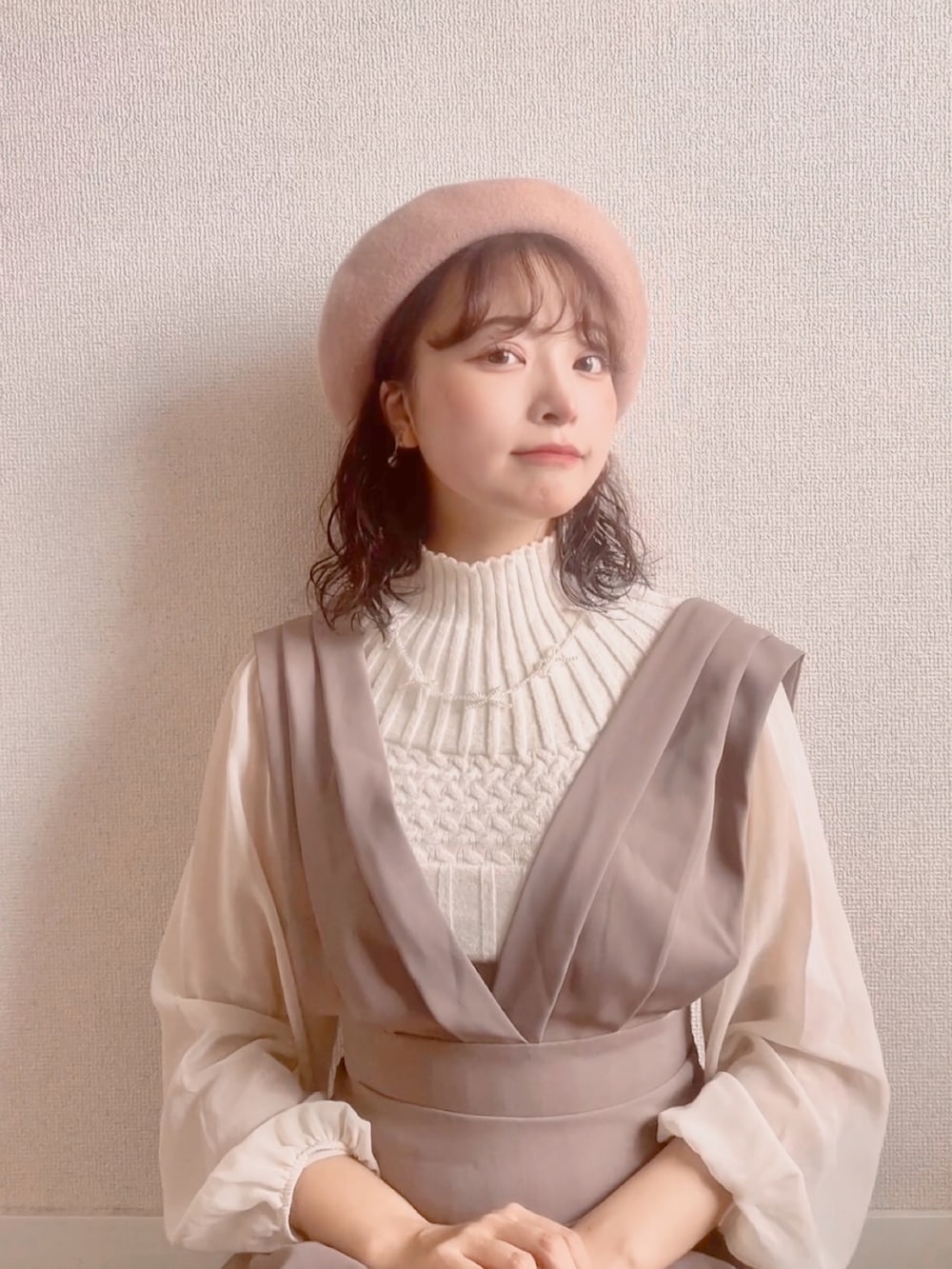 ホワイト系のトップス、ベージュ系のつなぎ/オールインワン、ピンク系のハンチング/ベレー帽を着用したレディースの秋コーディネートの2枚目の写真