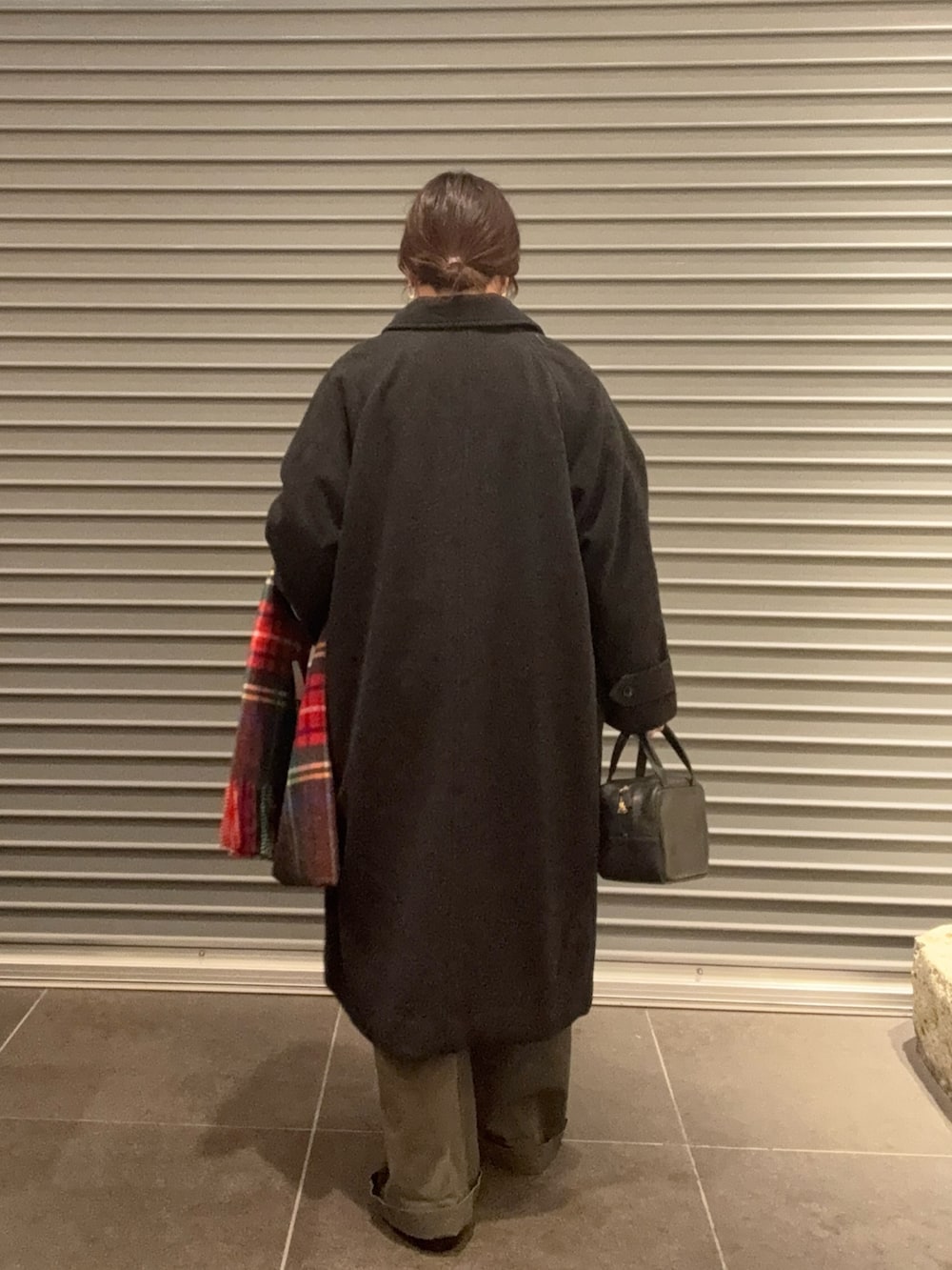 ベージュ系のニット/セーター、グレー系のその他アウター、ブラック系のボストンバッグを着用したレディースの秋コーディネートの3枚目の写真