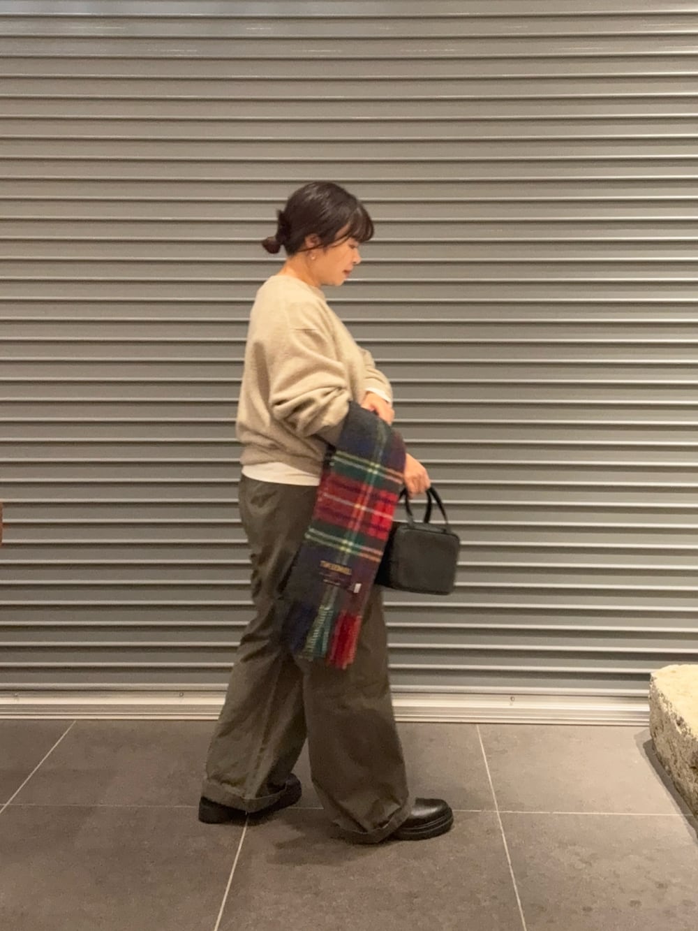 ベージュ系のニット/セーター、グレー系のボストンバッグ、ブラック系のブーツを着用したレディースの秋コーディネートの2枚目の写真