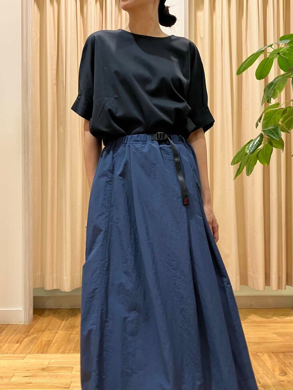 「Tシャツ、別注、ロングスカート、スカート、ママコーデ、ナイロン、RODESKO、カットソー、Gramicci、グラミチ、doors、サンダルコーデ、高身長、私が選ぶセールアイテム2025ss、doorsスタッフ夏のイチオシ」｜「RODE SKOのダブルベルテッドサンダル（サンダル、ブラック系）」を使った、kimmyさん（レディース・168cm）の夏コーディネートの6枚目の写真