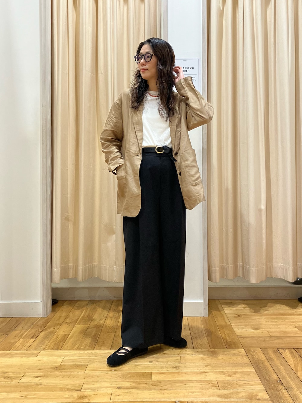 ベージュ系のその他アウター、ブラック系のスニーカー、ブラック系のスニーカーを着用したレディースの春コーディネートの2枚目の写真