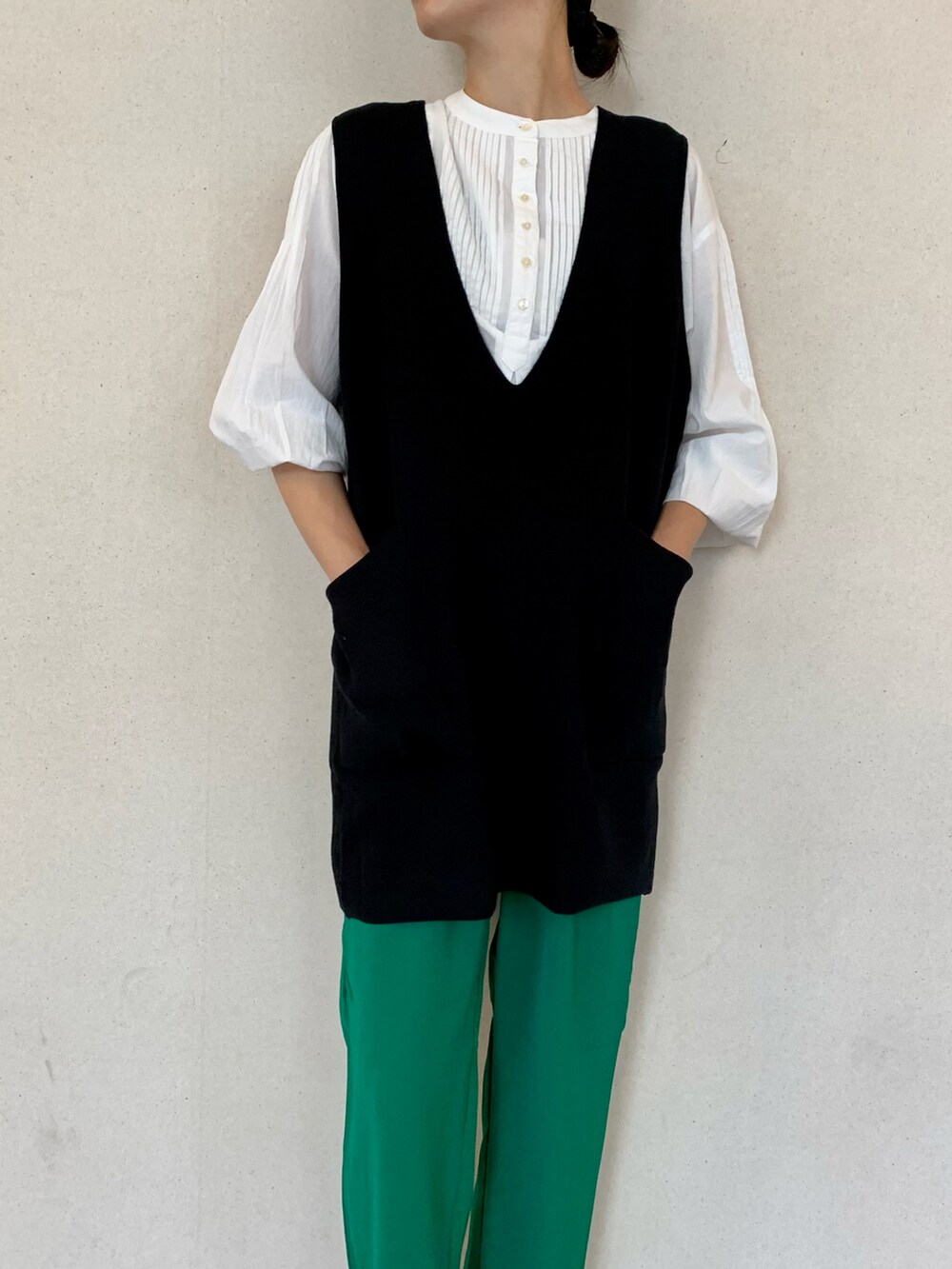 ホワイト系のシャツ/ブラウス、ブラック系のベスト、グリーン系のその他パンツを着用したレディースの夏コーディネートの2枚目の写真