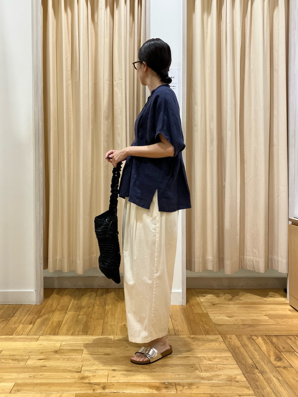 シルバー系のサンダル、ホワイト系のその他パンツ、ブルー系のシャツ/ブラウスを着用したレディースの夏コーディネートの3枚目の写真