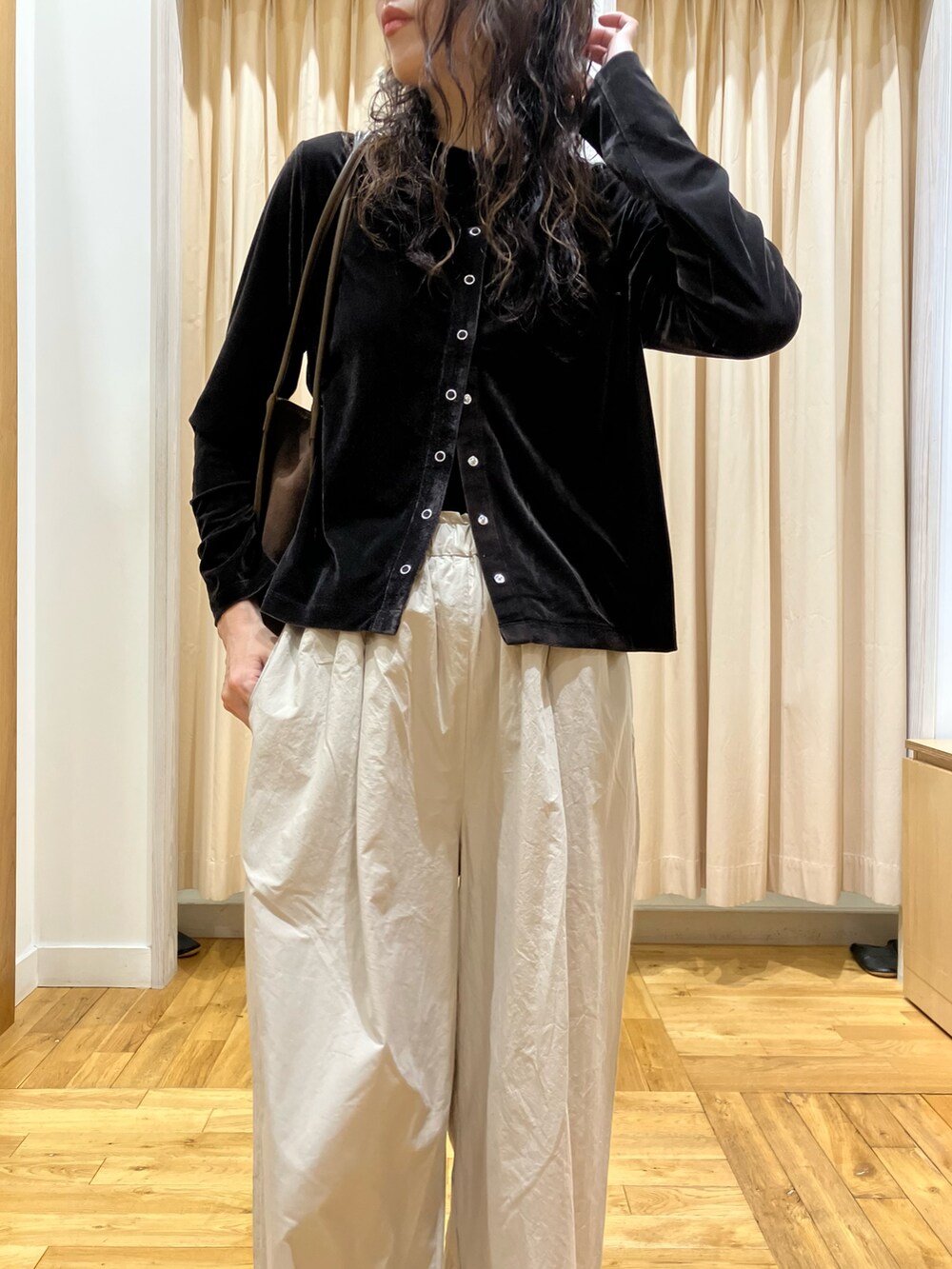 ブラウン系のカーディガン/ボレロ、ベージュ系のその他パンツ、ブラウン系のトートバッグを着用したレディースの秋コーディネートの4枚目の写真