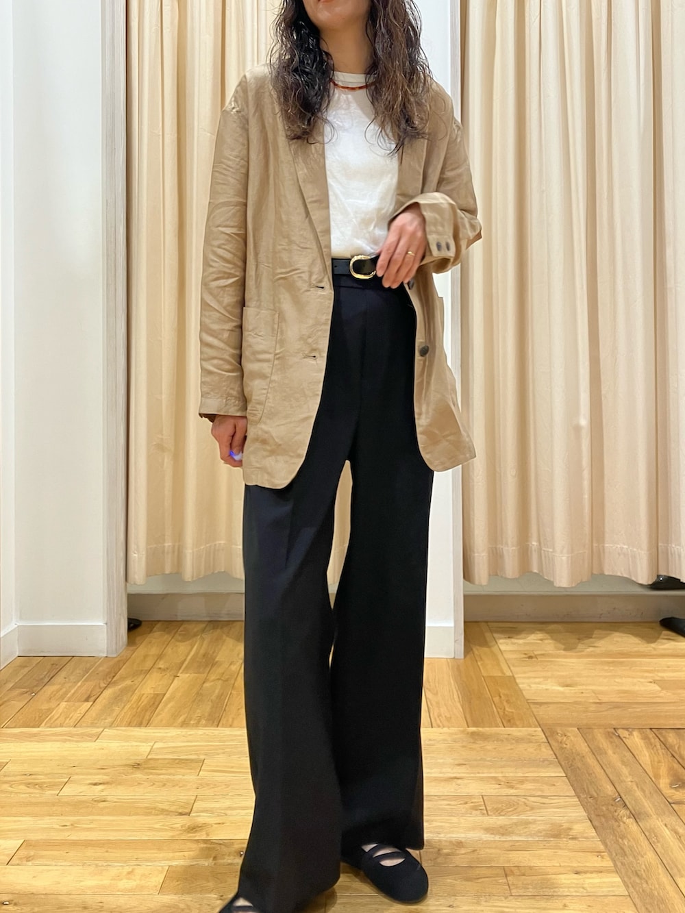 ベージュ系のその他アウター、ブラック系のスニーカー、ブラック系のスニーカーを着用したレディースの春コーディネートの5枚目の写真