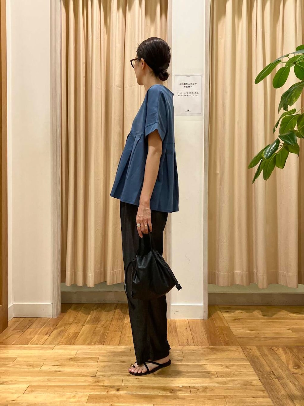 ブラック系のショルダーバッグ、ブラック系のデニムパンツ、ブルー系のTシャツ/カットソーを着用したレディースの夏コーディネートの3枚目の写真