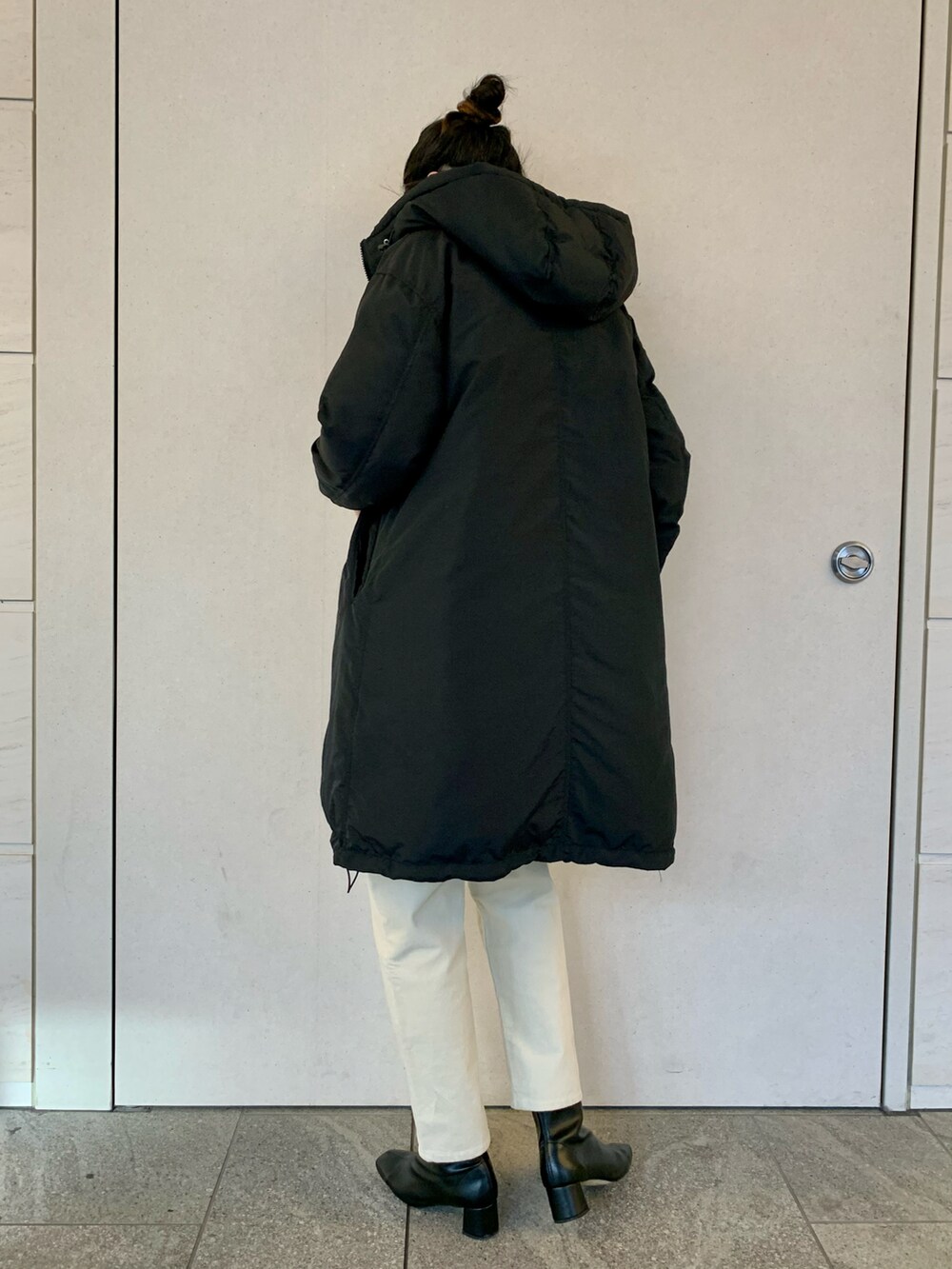 「サニーレーベル、Sonny Label、SonnyLabel、ブルー、中綿アウター、ロングコート、コーデュロイ、コーデュロイパンツ、シンプルコーデ、オトナ女子、冬コーデ、高身長女子、高身長コーデ」|「URBAN RESEARCH Sonny Labelのツイルコットンレーヨンピンタックドレスシャツ(シャツ/ブラウス、ブルー系)」を使った、kimmyさん(レディース・168cm)の冬コーディネートの4枚目の写真
