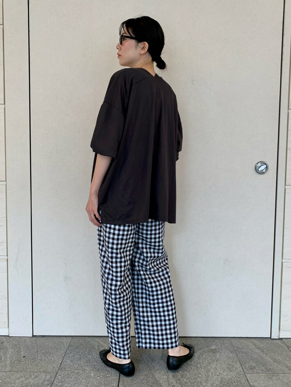 ホワイト系のTシャツ/カットソー、グレー系のTシャツ/カットソー、その他のその他パンツを着用したレディースの夏コーディネートの2枚目の写真