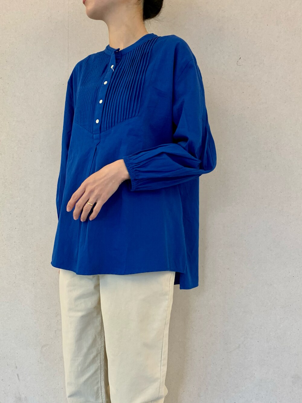 「サニーレーベル、Sonny Label、SonnyLabel、ブルー、中綿アウター、ロングコート、コーデュロイ、コーデュロイパンツ、シンプルコーデ、オトナ女子、冬コーデ、高身長女子、高身長コーデ」|「URBAN RESEARCH Sonny Labelのツイルコットンレーヨンピンタックドレスシャツ(シャツ/ブラウス、ブルー系)」を使った、kimmyさん(レディース・168cm)の冬コーディネートの5枚目の写真