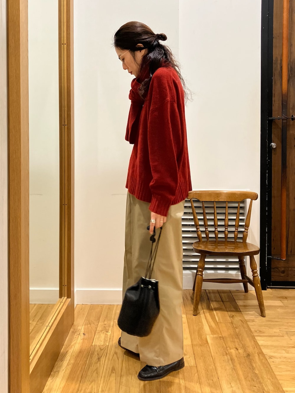 ベージュ系のその他パンツ、ブラック系のショルダーバッグ、レッド系のニット/セーターを着用したレディースの秋コーディネートの2枚目の写真