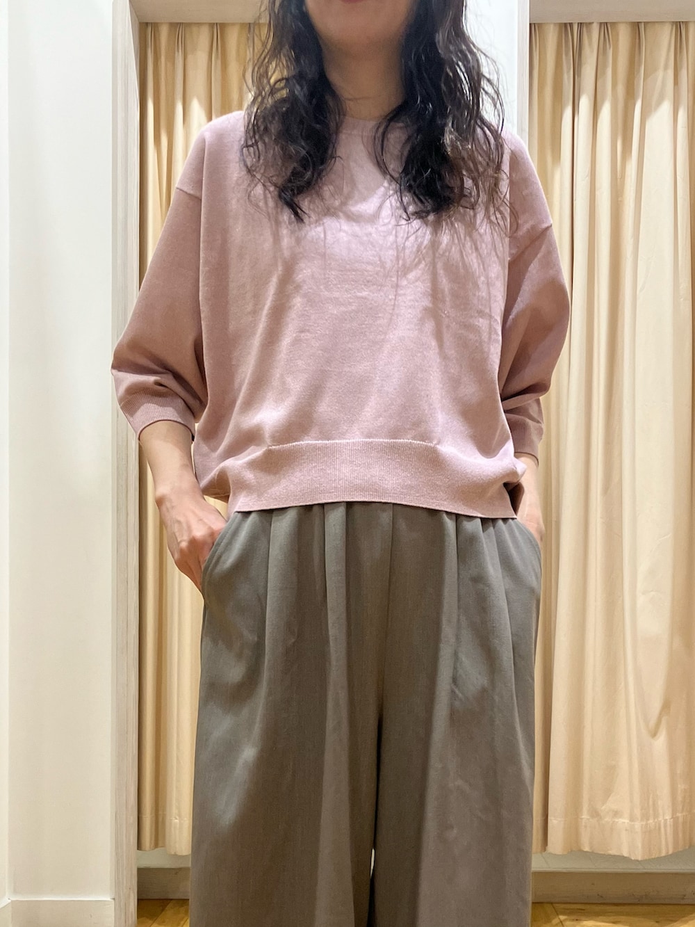 ブルー系のマウンテンパーカー、ピンク系のTシャツ/カットソー、グレー系のその他パンツを着用したレディースの春コーディネートの5枚目の写真