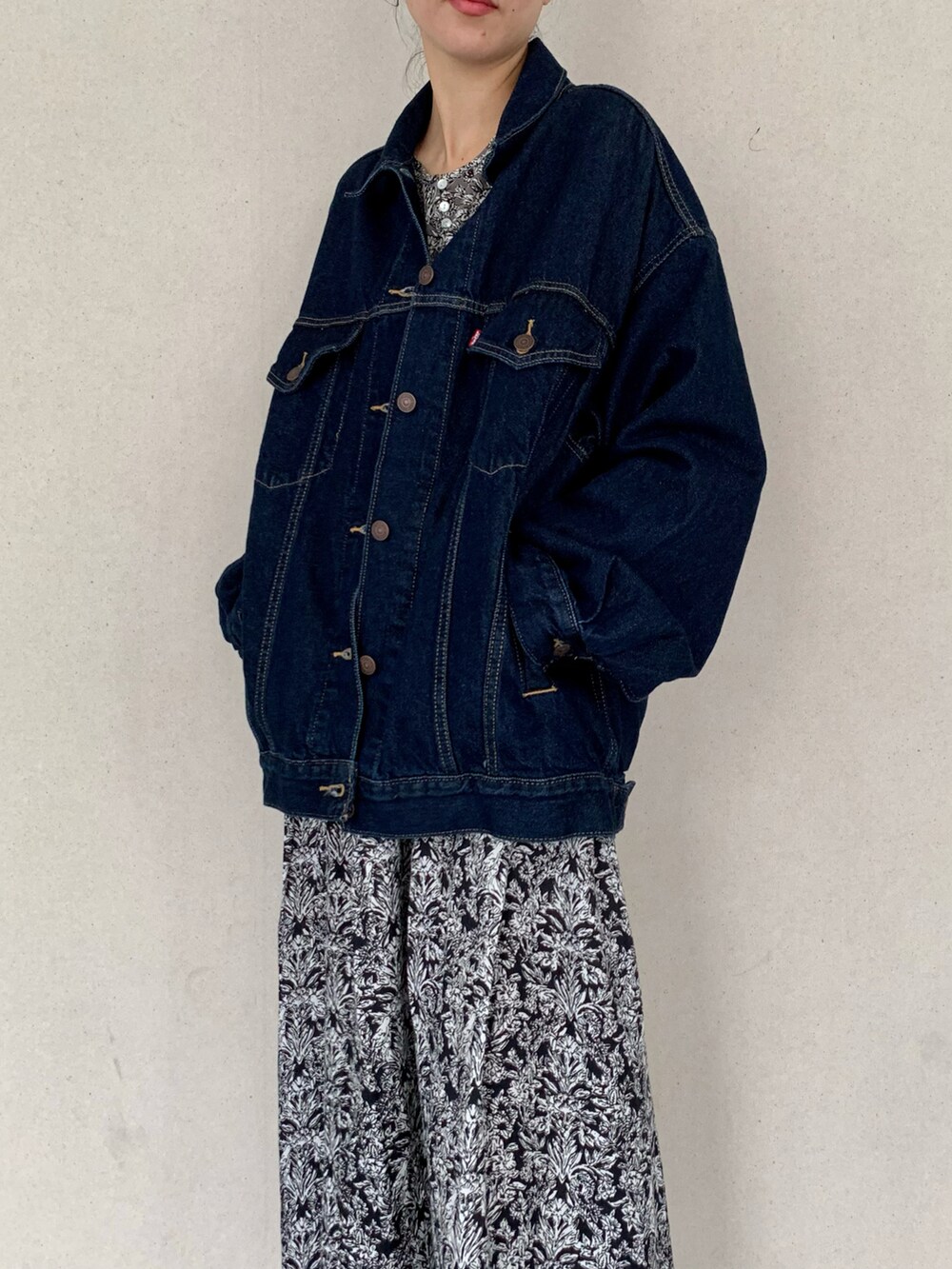 「サニーレーベル、Sonny　Label、SonnyLabel、ボタニカル柄、柄ワンピース、ワンピース、デニムジャケット、Levi's、大人カジュアル、休日コーデ、高身長女子、高身長コーデ」｜「URBAN RESEARCH Sonny Labelのボタニカルプリントワンピース（ワンピース、ブラック系）」を使った、kimmyさん（レディース・168cm）の秋コーディネートの3枚目の写真