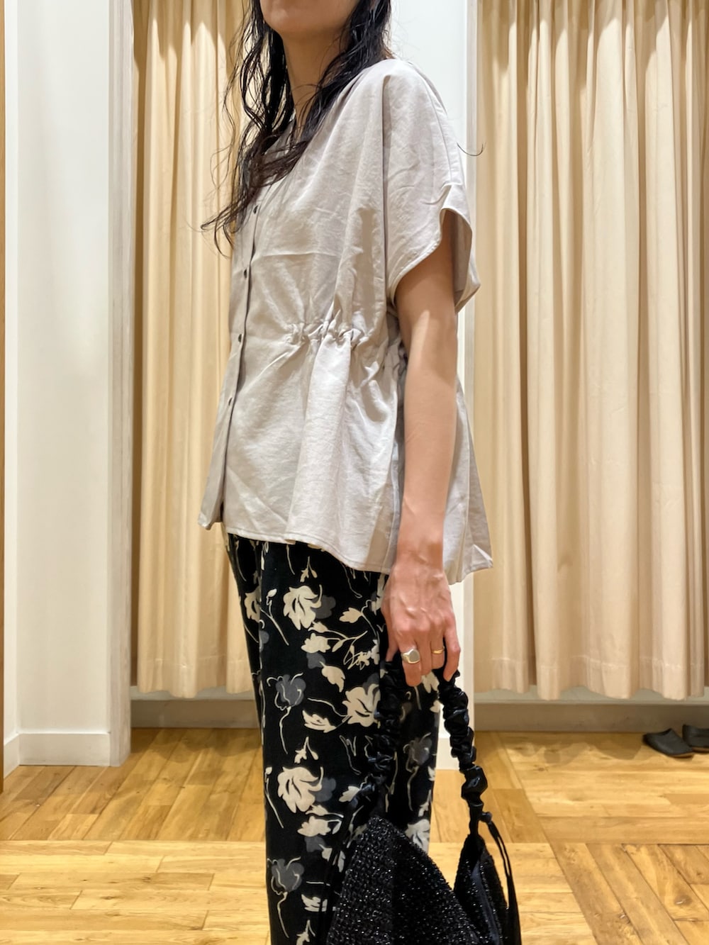 ベージュ系のシャツ/ブラウス、ブラック系のその他パンツ、ブラック系のサンダルを着用したレディースの夏コーディネートの3枚目の写真