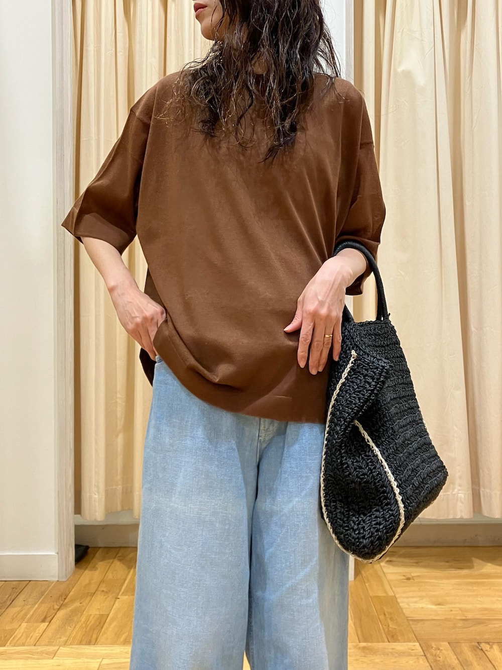 イエロー系のニット/セーター、ブルー系のデニムパンツを着用したレディースの春コーディネートの4枚目の写真