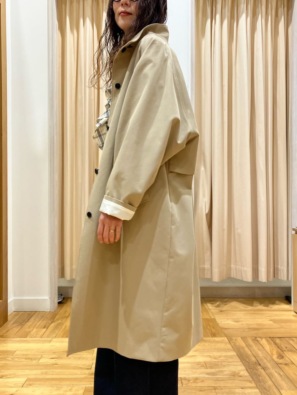 ブラック系のシャツ/ブラウス、ベージュ系のその他アウター、ブルー系のデニムパンツを着用したレディースの春コーディネートの2枚目の写真