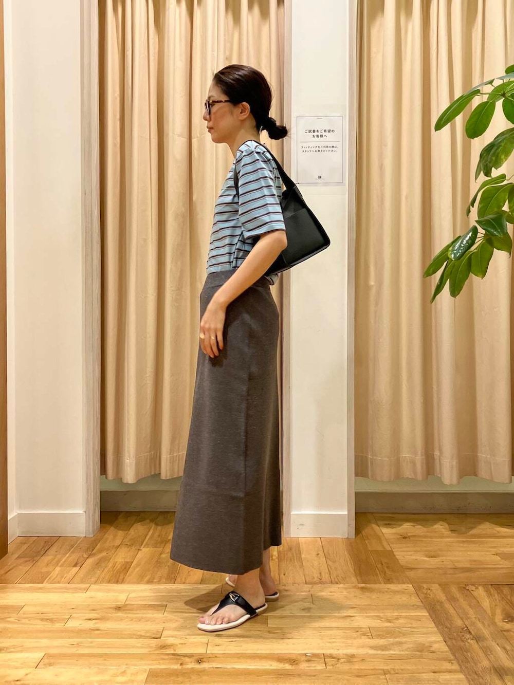 ブラック系のサンダル、グレー系のスカート、ブルー系のTシャツ/カットソーを着用したレディースの夏コーディネートの3枚目の写真