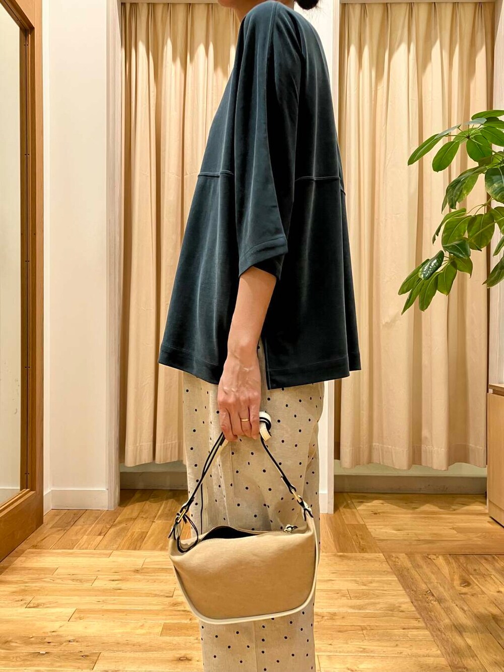 ホワイト系のサンダル、ホワイト系のショルダーバッグ、ベージュ系のその他パンツを着用したレディースの夏コーディネートの5枚目の写真