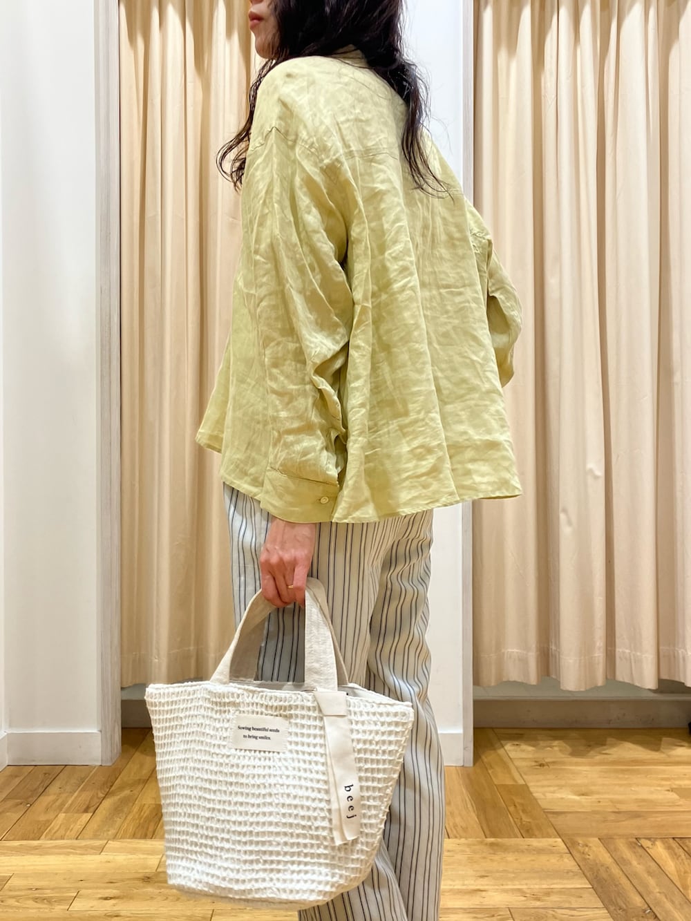 グレー系のその他パンツ、イエロー系のシャツ/ブラウス、ベージュ系のサンダルを着用したレディースの春コーディネートの4枚目の写真