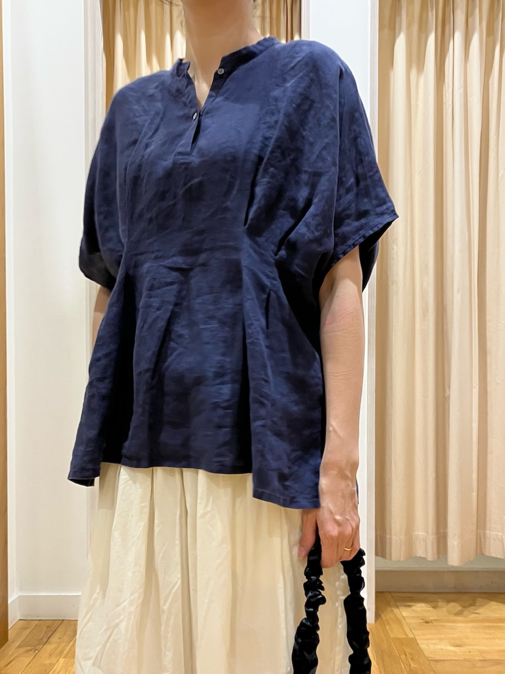 シルバー系のサンダル、ホワイト系のその他パンツ、ブルー系のシャツ/ブラウスを着用したレディースの夏コーディネートの4枚目の写真