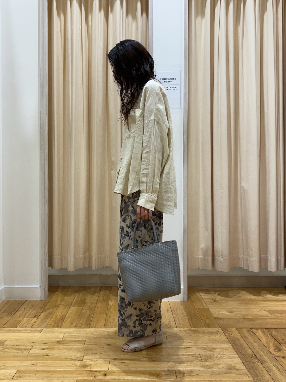 イエロー系のシャツ/ブラウス、ホワイト系のタンクトップ、ベージュ系のサンダルを着用したレディースの春コーディネートの3枚目の写真