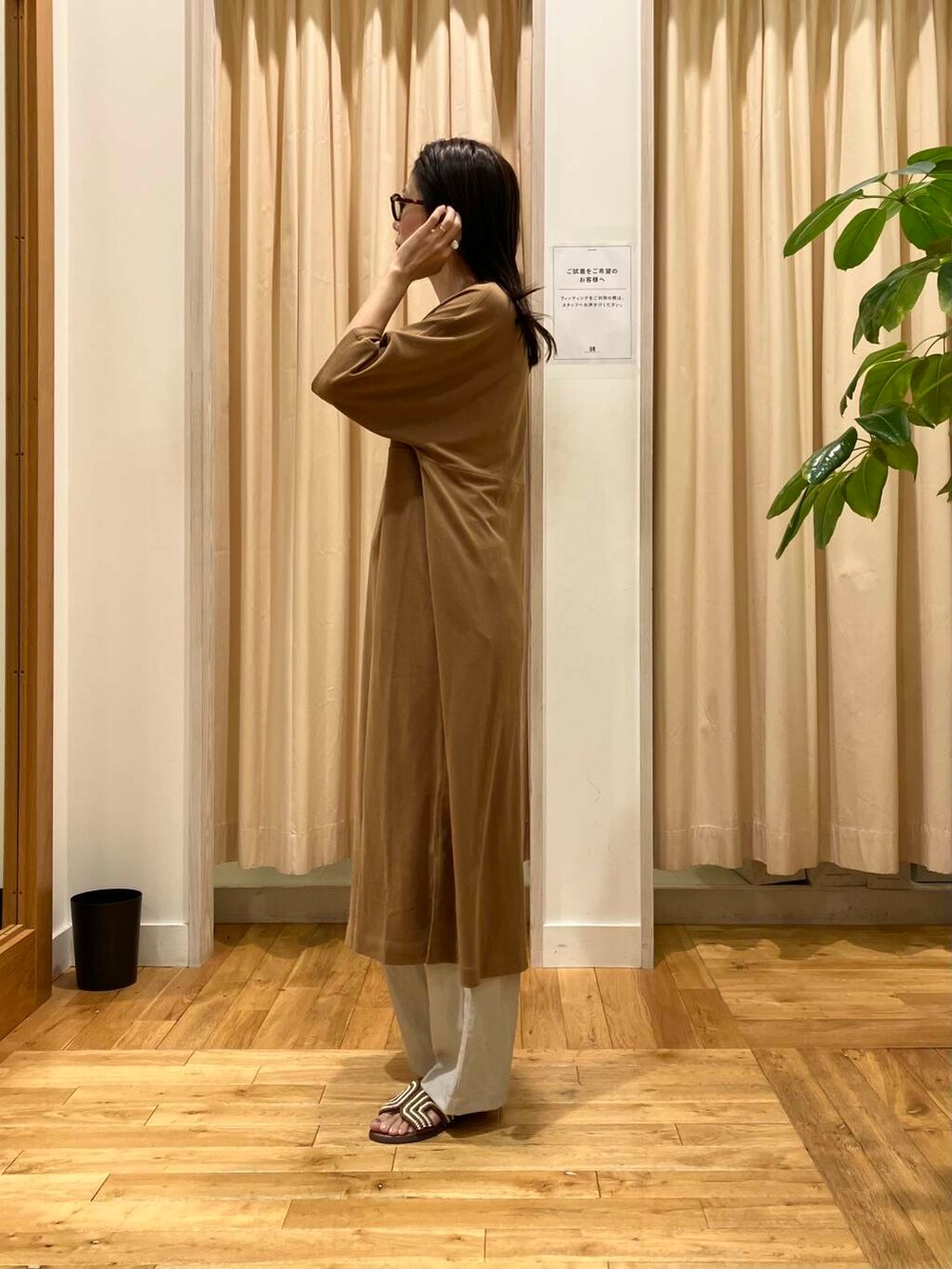 ブラウン系のサンダル、ベージュ系のその他パンツ、イエロー系のワンピースを着用したレディースの夏コーディネートの2枚目の写真