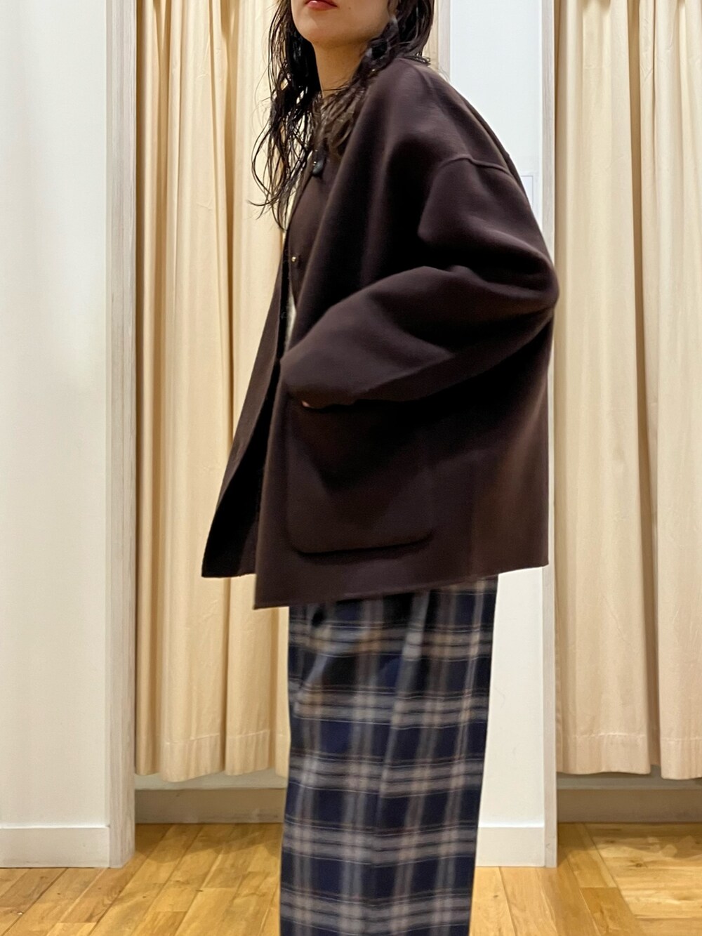 ブルー系のその他パンツ、ベージュ系のニット/セーター、ブラウン系のその他アウターを着用したレディースの冬コーディネートの5枚目の写真